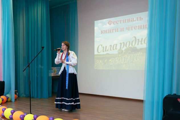 Казачью песню поет Татьяна Янковская